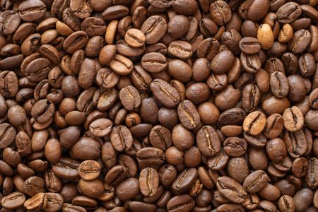 Caffeine giúp tăng cường độ ẩm và cải thiện kết cấu tóc, làm cho tóc trông dày hơn. Nó cũng giảm rụng tóc và thúc đẩy sự phát triển của tóc khỏe mạnh.